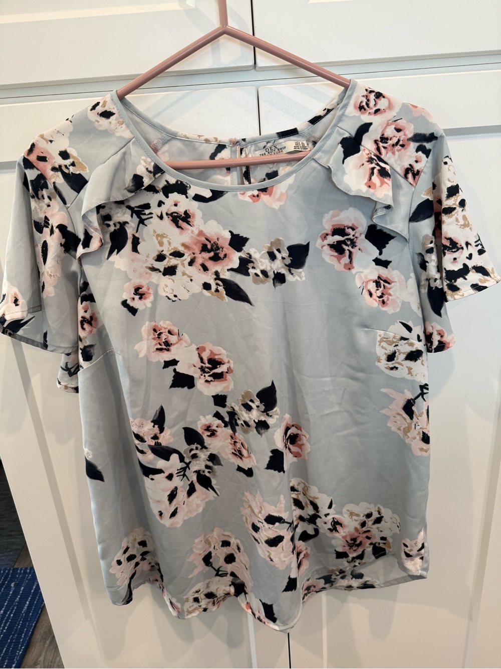Dex Floral Ruffle Sleeve Top - Light Gray with Soft Pink